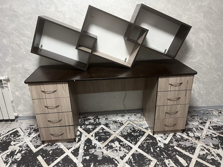 Стол письменный с навесной полкой.