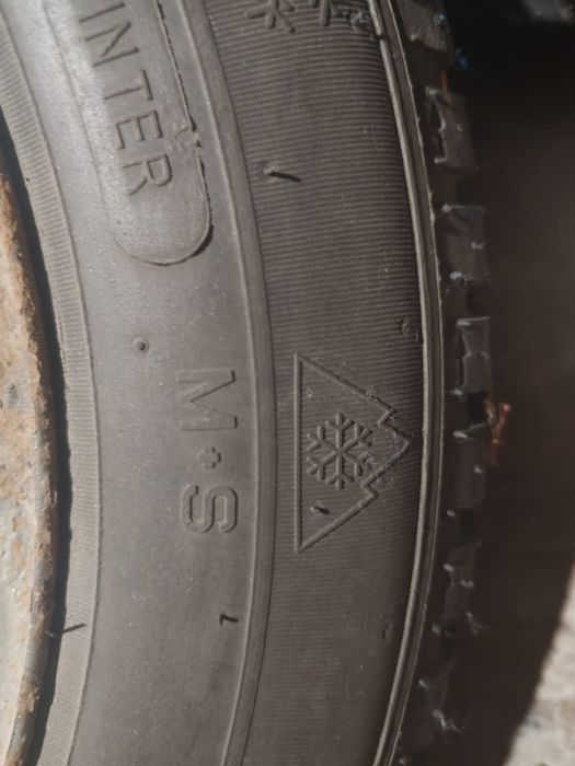Vând anvelope iarna 195/60 r15