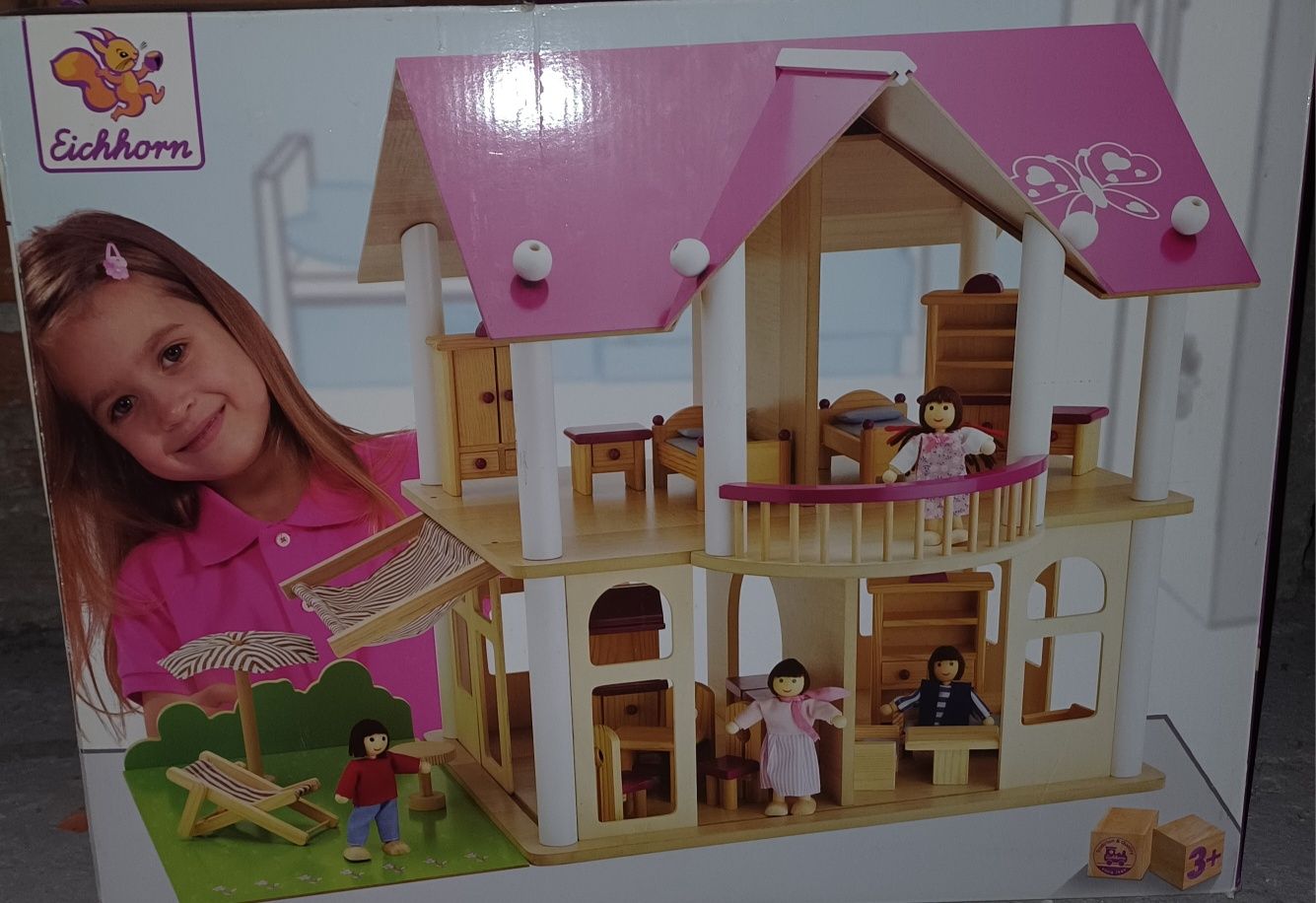 Дървена къща за кукли
