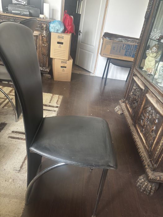 Scaun elegant acoperit cu piele in stare perfecta