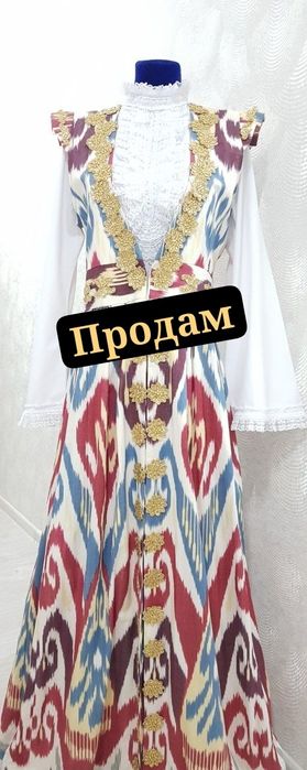 Миллий либослар сотилади.