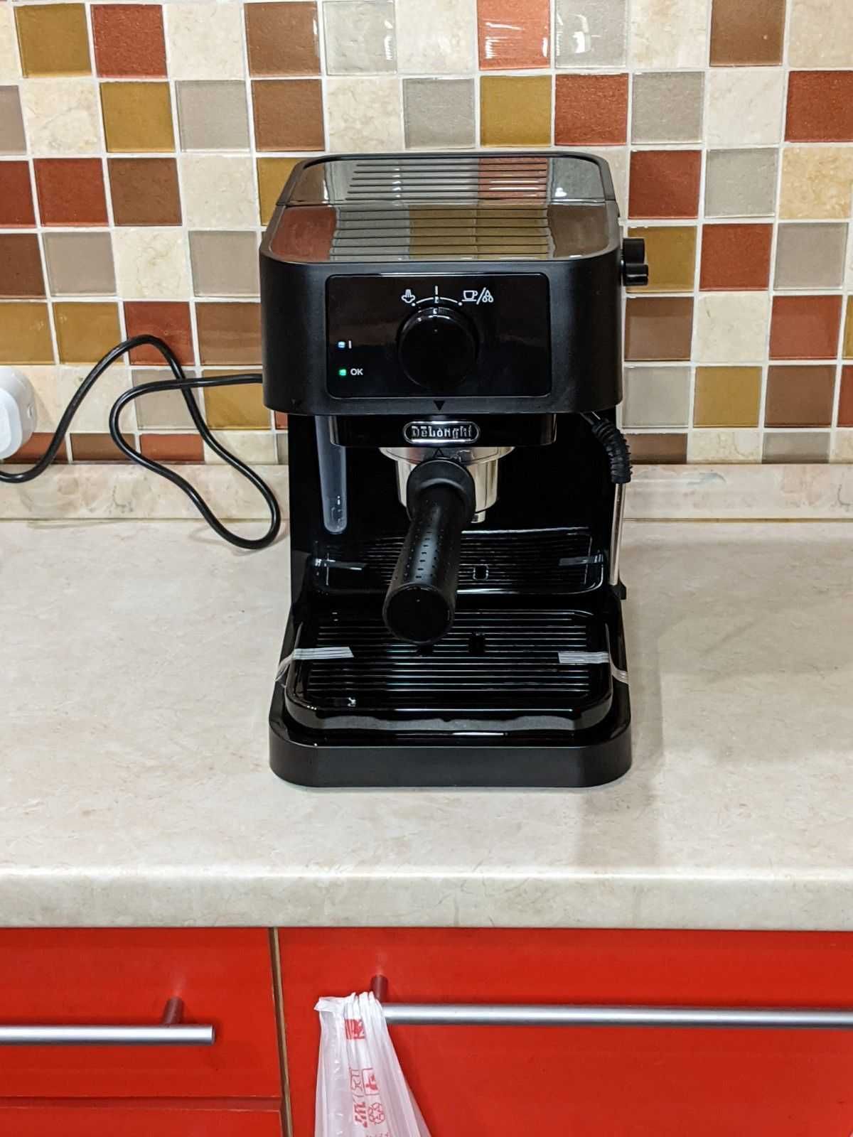 Кофеварка Рожковая DeLonghi EC230.BK