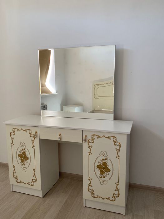 Спальный гарнитур состоит из 4 предмета