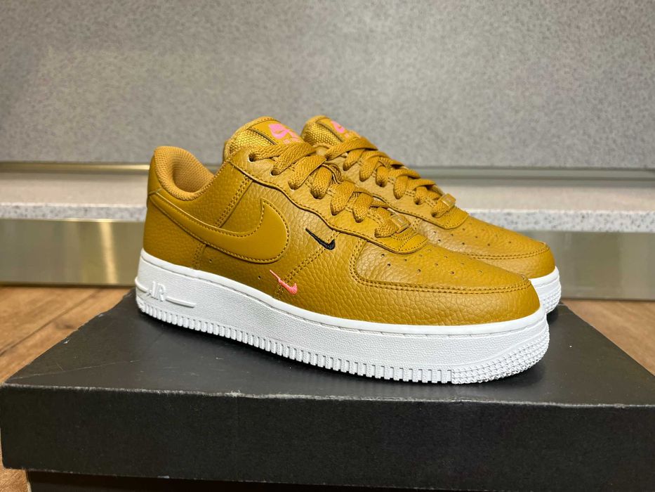ОРИГИНАЛНИ *** Nike Air Force 1 '07 Leather / EssentiaL Mini Swoosh