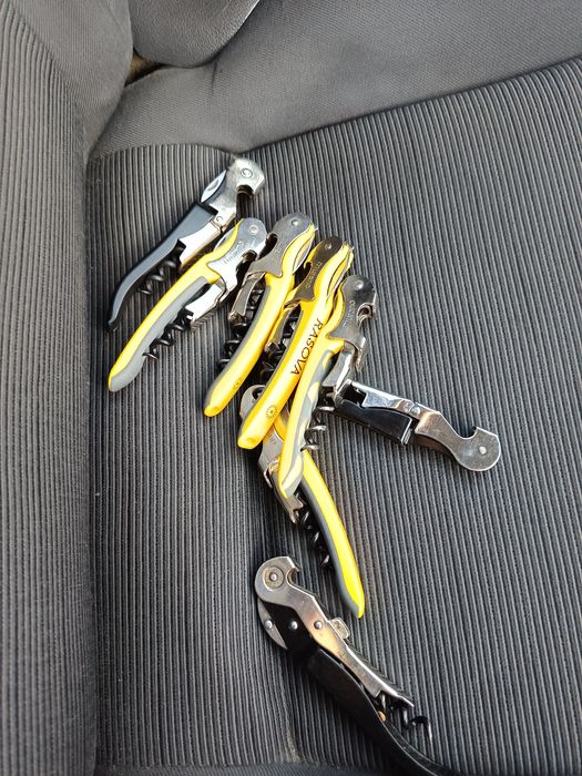 Tribușon (desfăcător vin) etc