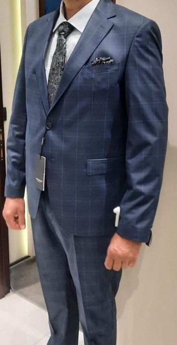 Костюм, риза и вратовръзка.