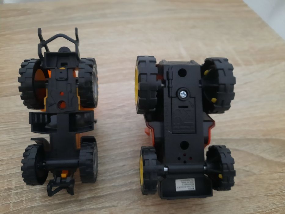 2 Tractoare de jucarie