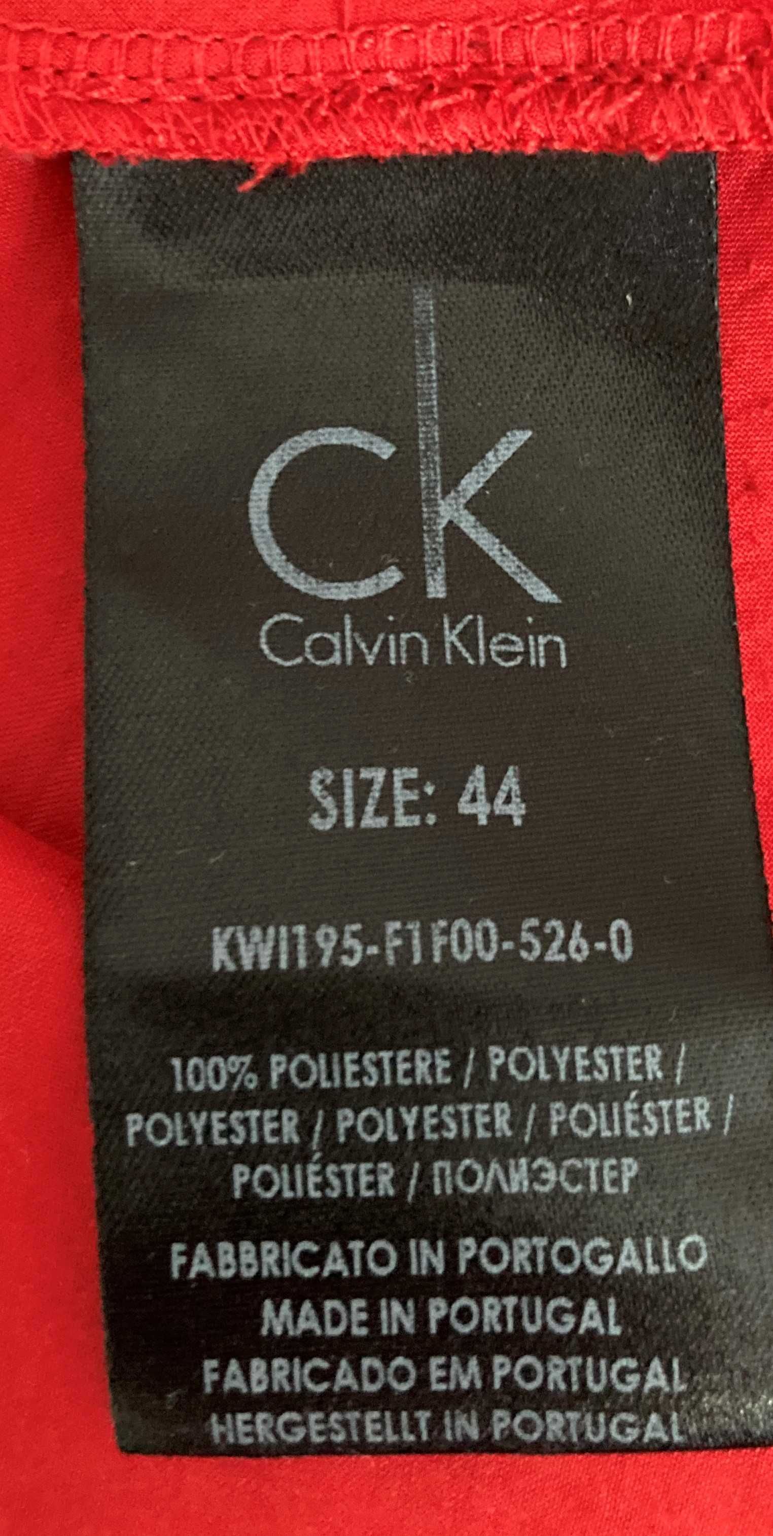 Червен топ на CK Calvin Klein,  бял топ на Massimo Dutti