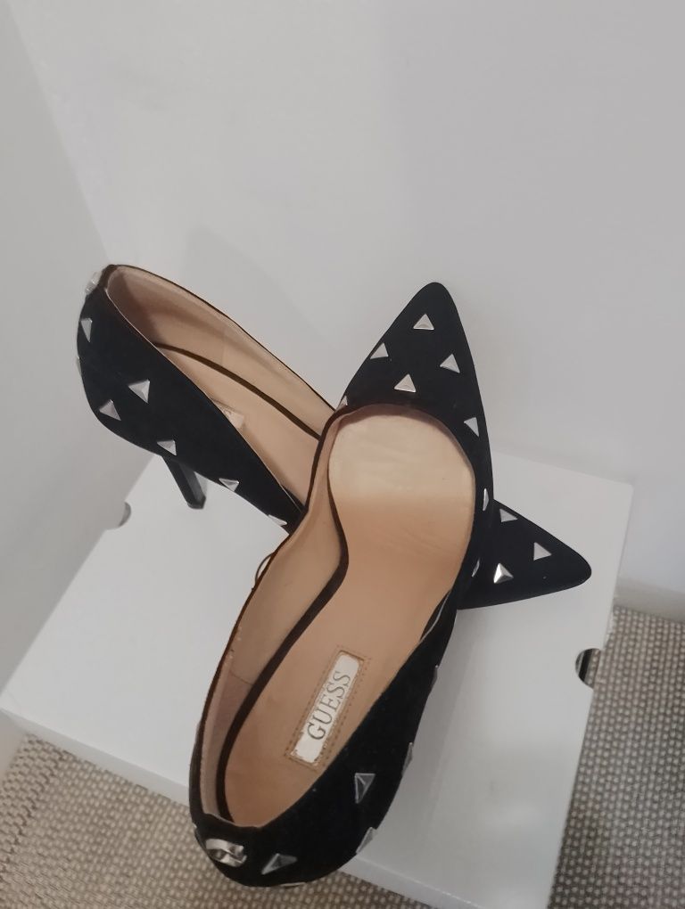 Обувки на ток Guess