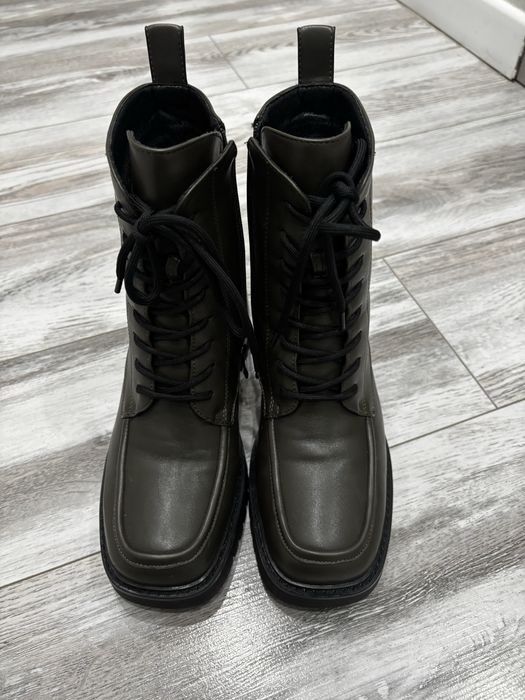 Продам новую обувь зимную на каблуках кожанная