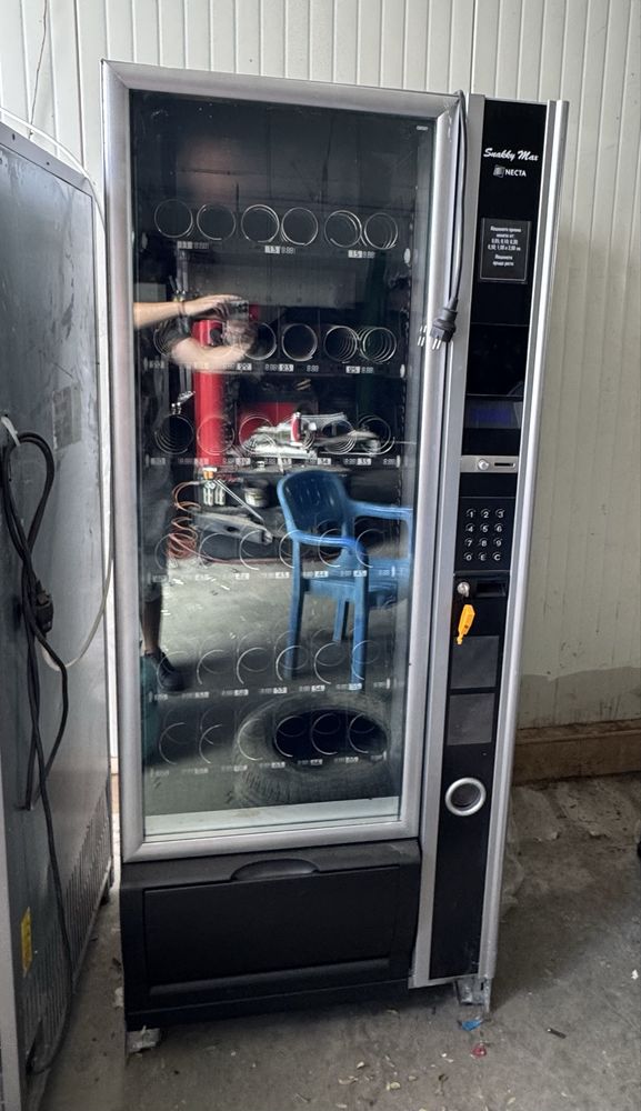 Продавам вендинг машина Snakky max necta