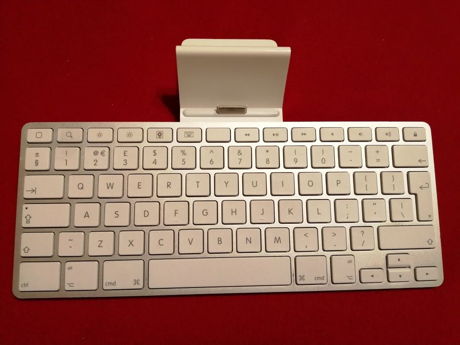 Vand tastatura Apple iPad aproape nouă