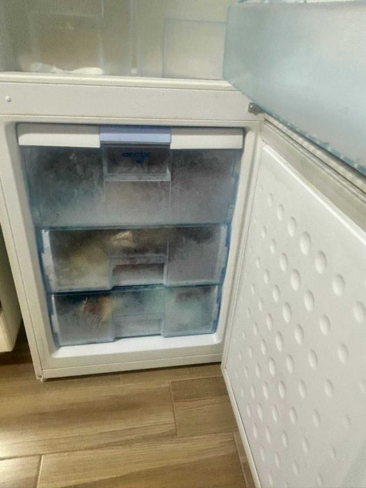 Frigider Arctic K386B – în stare bună, funcționează foarte bine