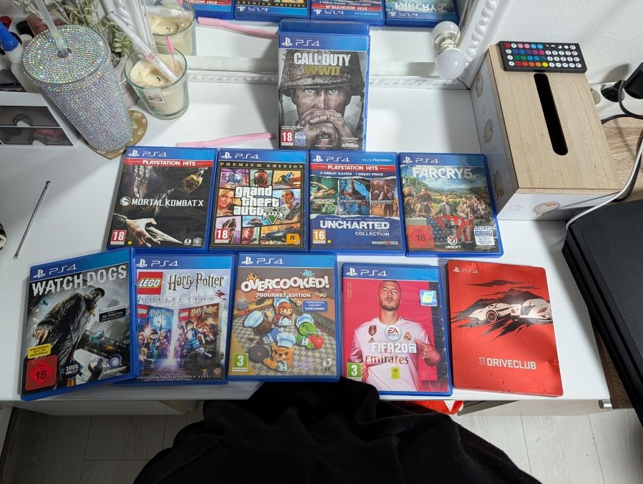 Vând PS4 pro 1TB plus 9 jocuri