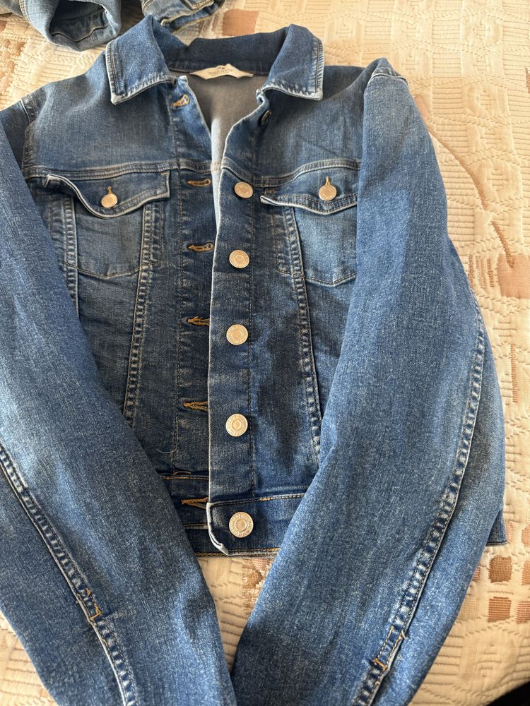 Две дънкови якета на Guess и H&M