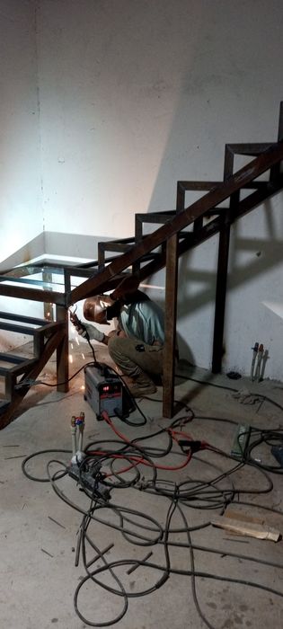 Изготовлен металлокаркас лестницы сварочные работы навес с ворота пери