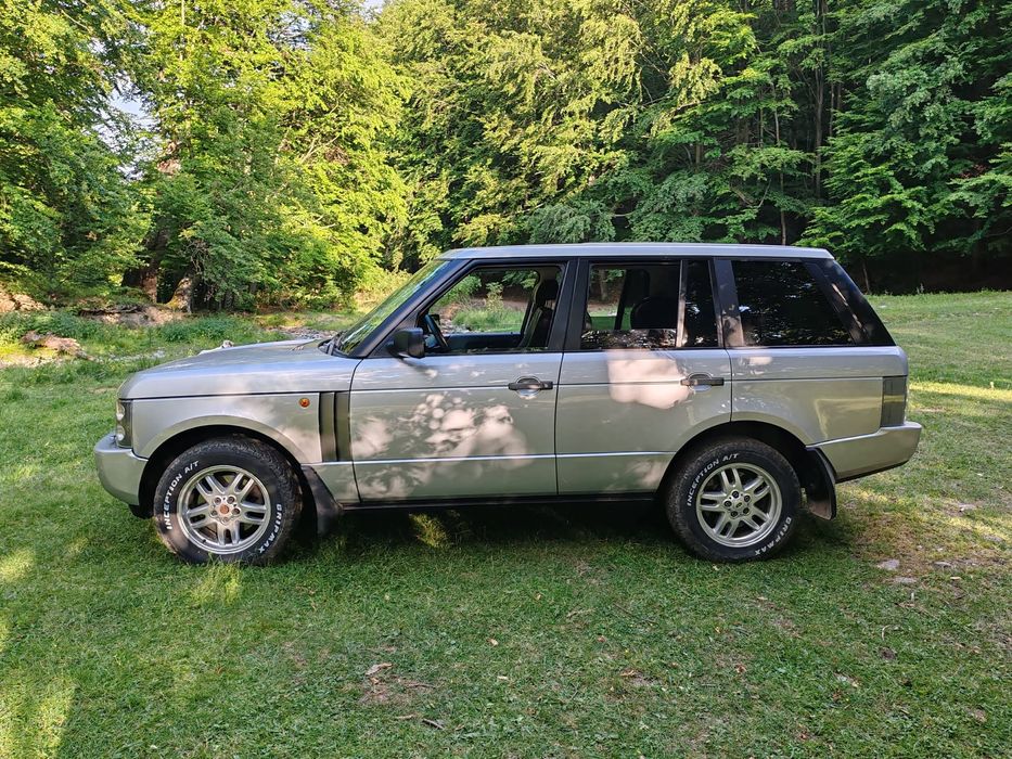Land Rover Range Rover Este o masina foarte confortabila si spatioasa, sigura pe orice drum.
