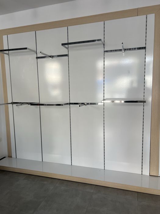 Rafturi magazin este disponibil pentru un magazin de 80 - 100 mp