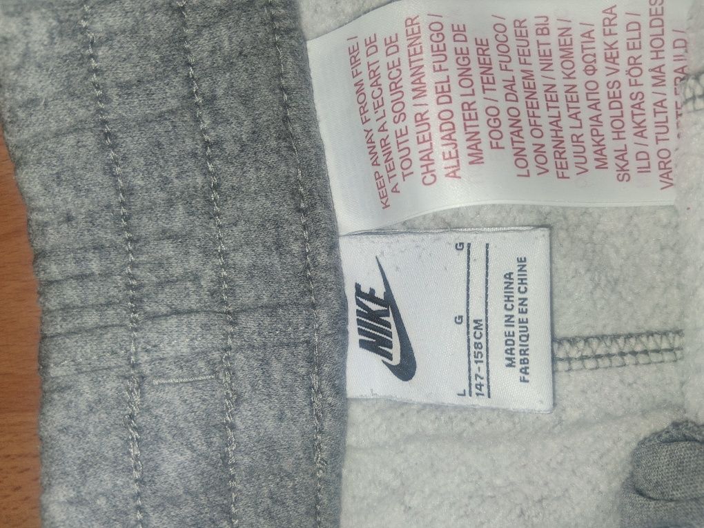 Спортно долните nike р-р 147-158см.