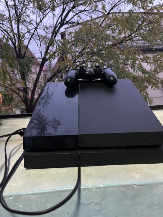 PS4 împreună cu un controler