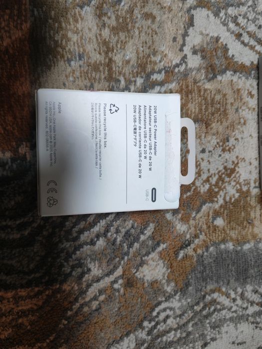 Адаптер питания (блок питания) Apple USB-C мощностью 20 Вт.