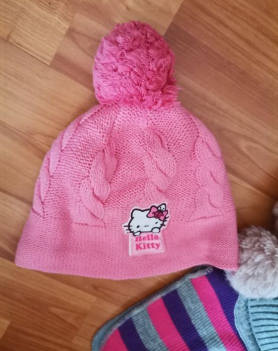 Căciuli fetite 3-4 ani, lot pret 20 lei