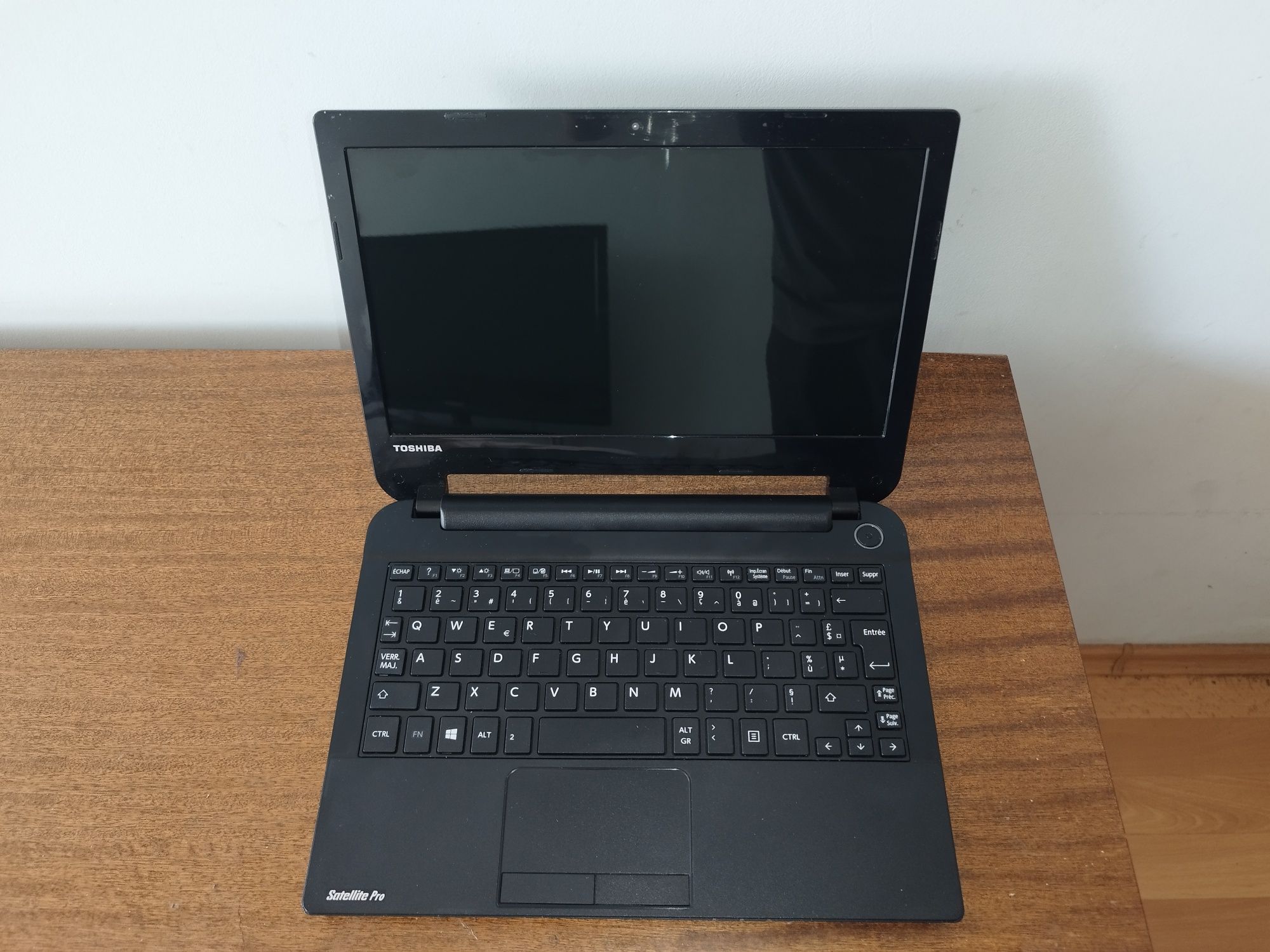 11.6" мини лаптоп Toshiba Satellite nb10 /двуядрен, 8GB рам, 250GB HDD