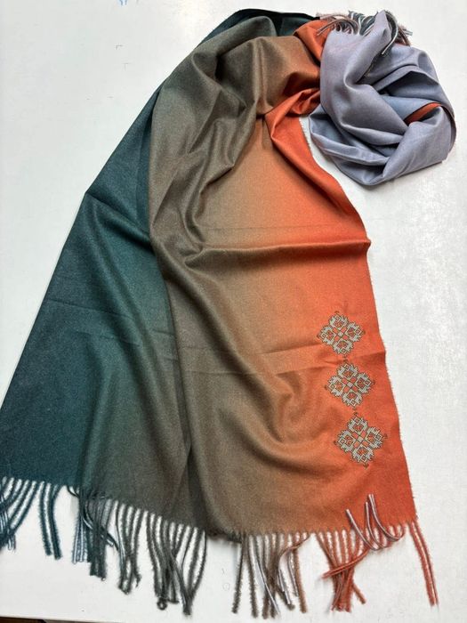 Елегантен шал с шевица