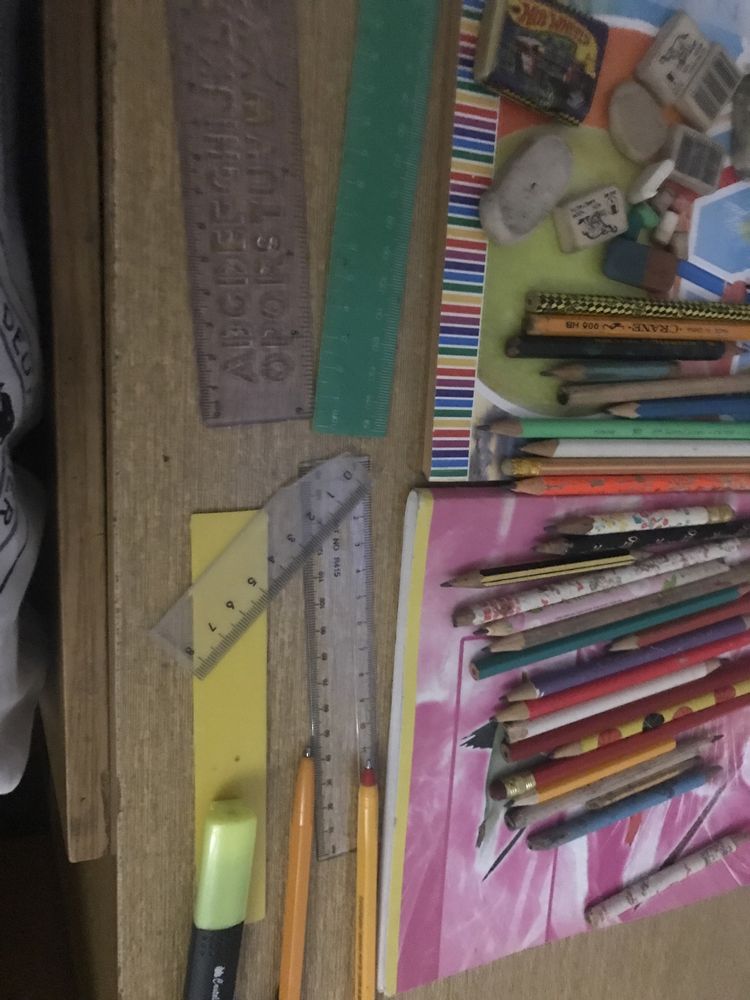 Комплект тетрадки,  моливи и др.  за училище
