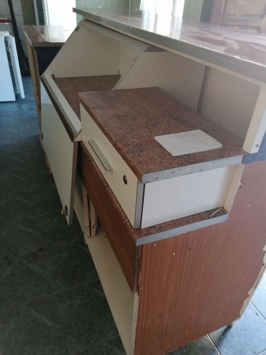 Urgent, vând bar solid, mare si vestiar metalic pt activit. econom.