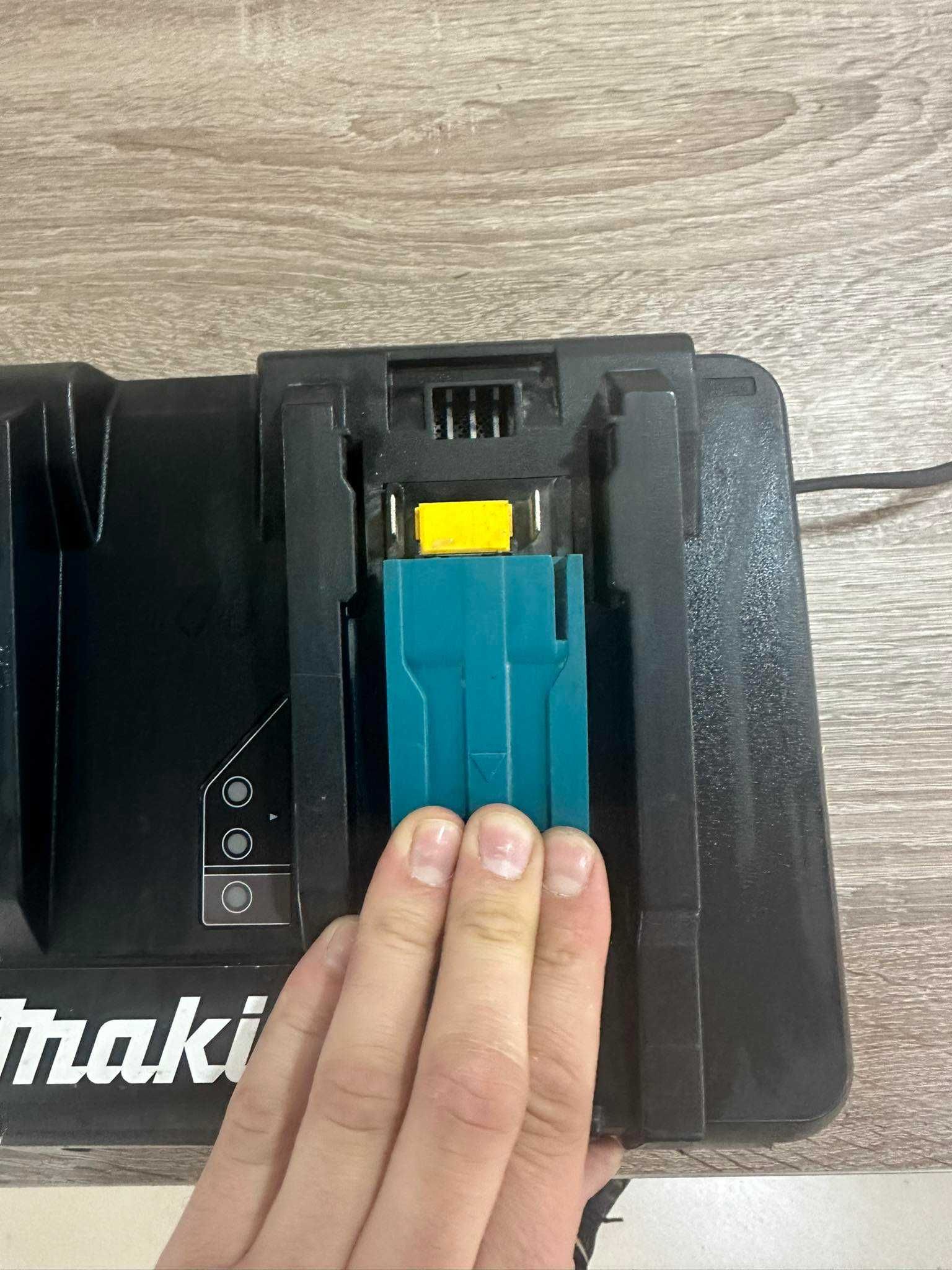 Зарядно устройство MAKITA DC18RD