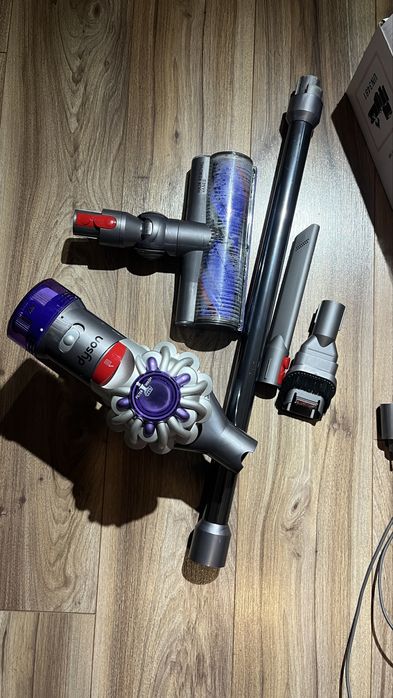 Dyson V8 advanced