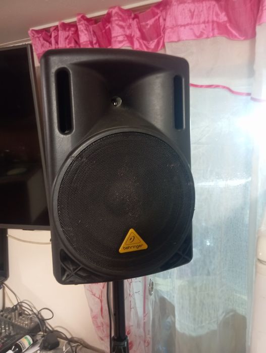 Schimb boxa   behringer            .