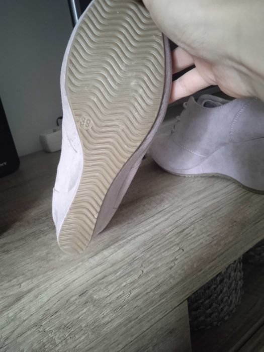 Pantofi noi, mărimea 38