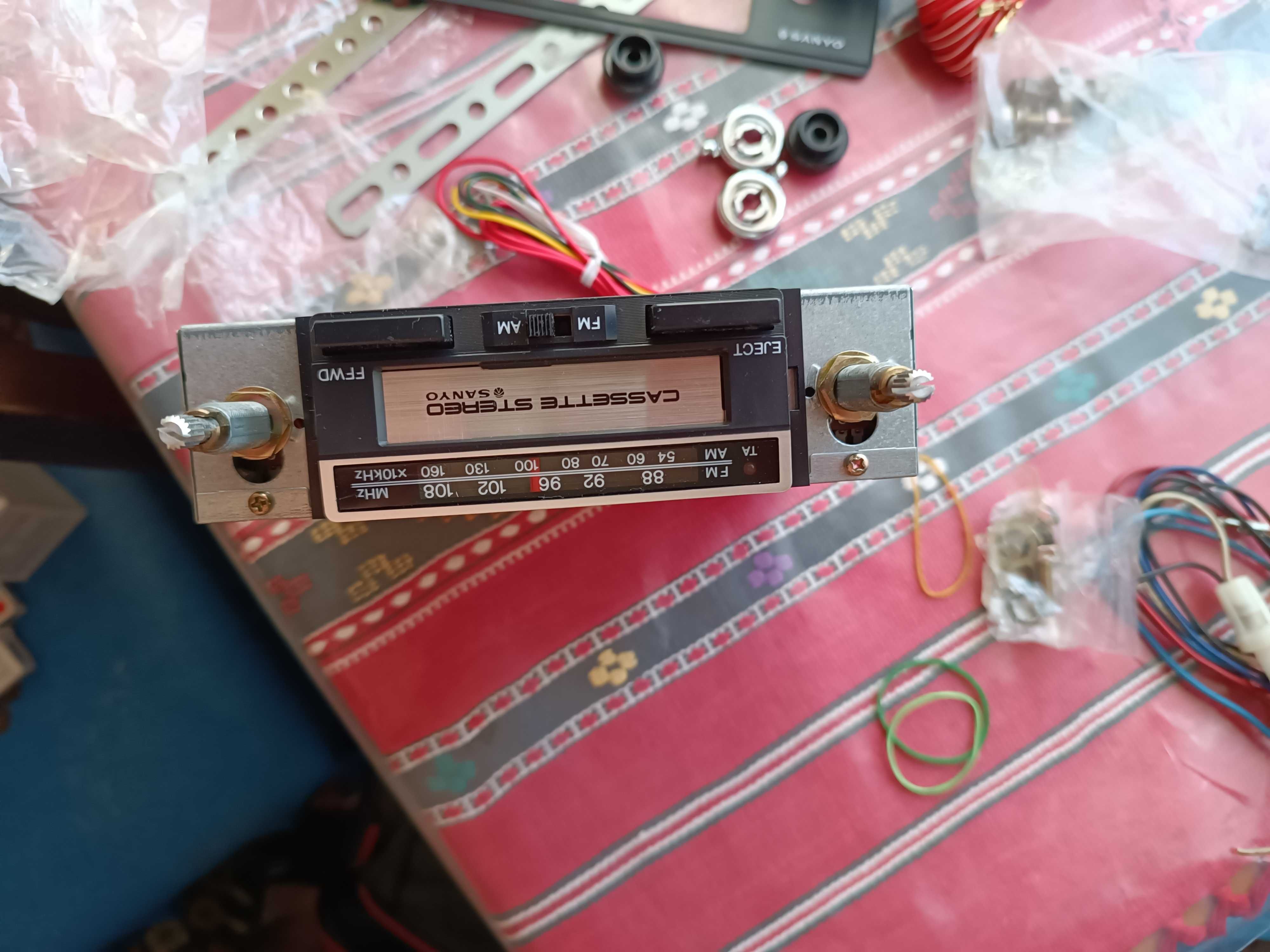 Vintage-Cassette car stereo with radio Sanyo ft 200f-2 anul 1985