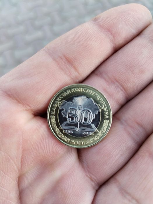 Продам монету 100 тенге
