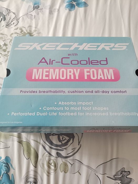 Vând adidași noi Skechers