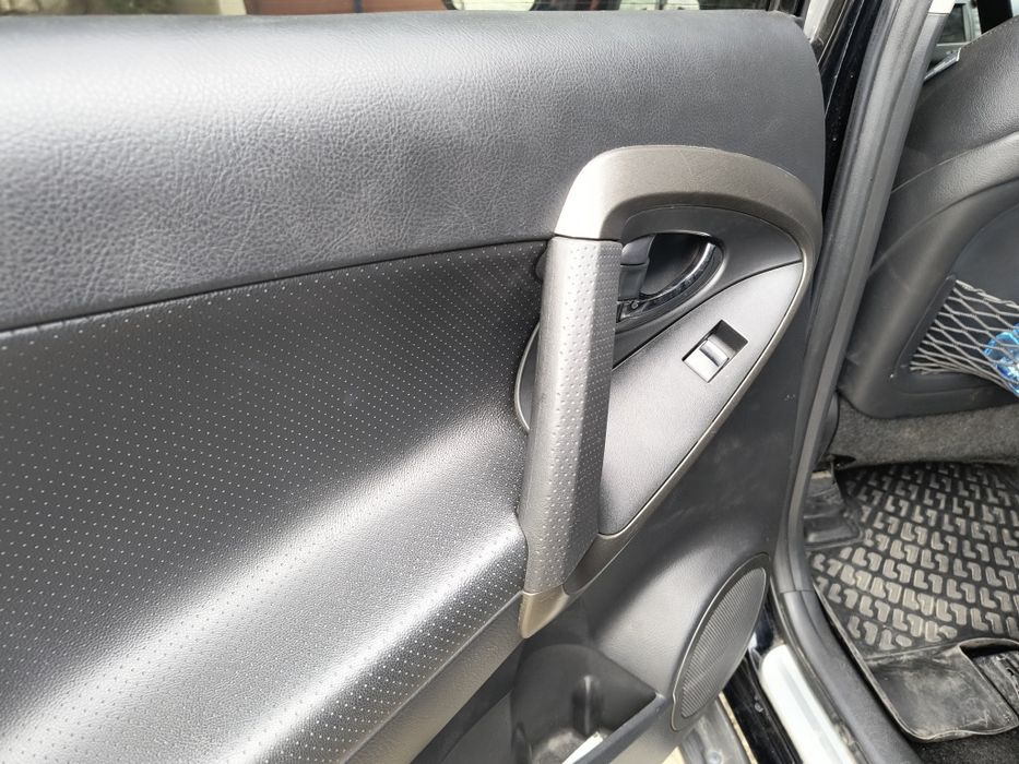 Продавам Toyota Rav 4