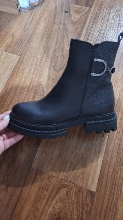 продам ботинки женские