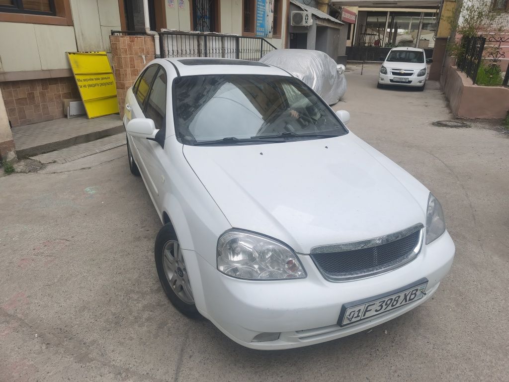 Lasetti full pozitsiya 1.8 sotiladi.