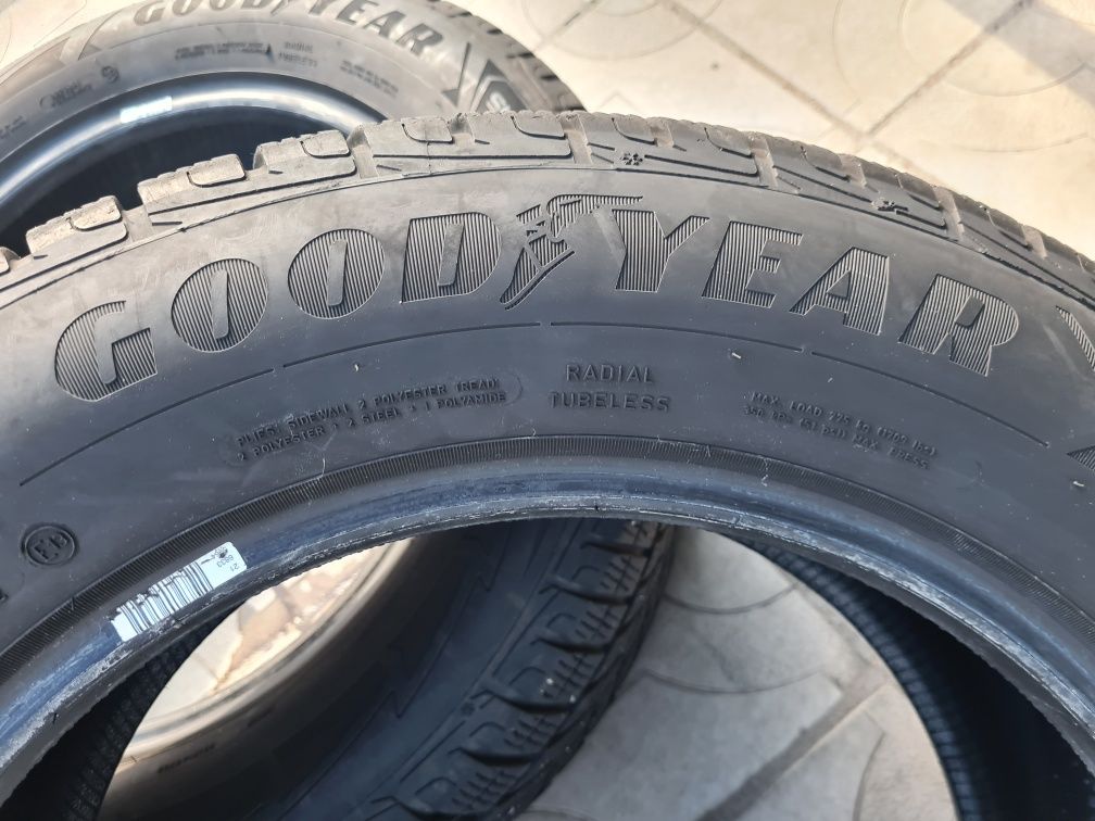 2бр. Зимни Гуми 215/65/17 99V  Goodyear