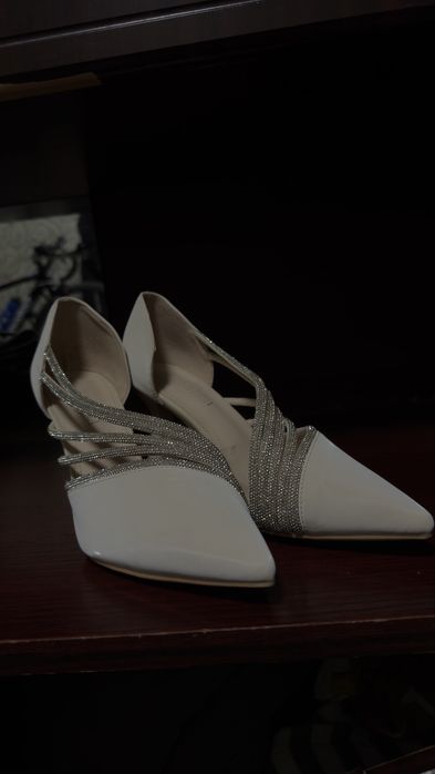 Женские туфли на небольшом каблучке светло бежевые