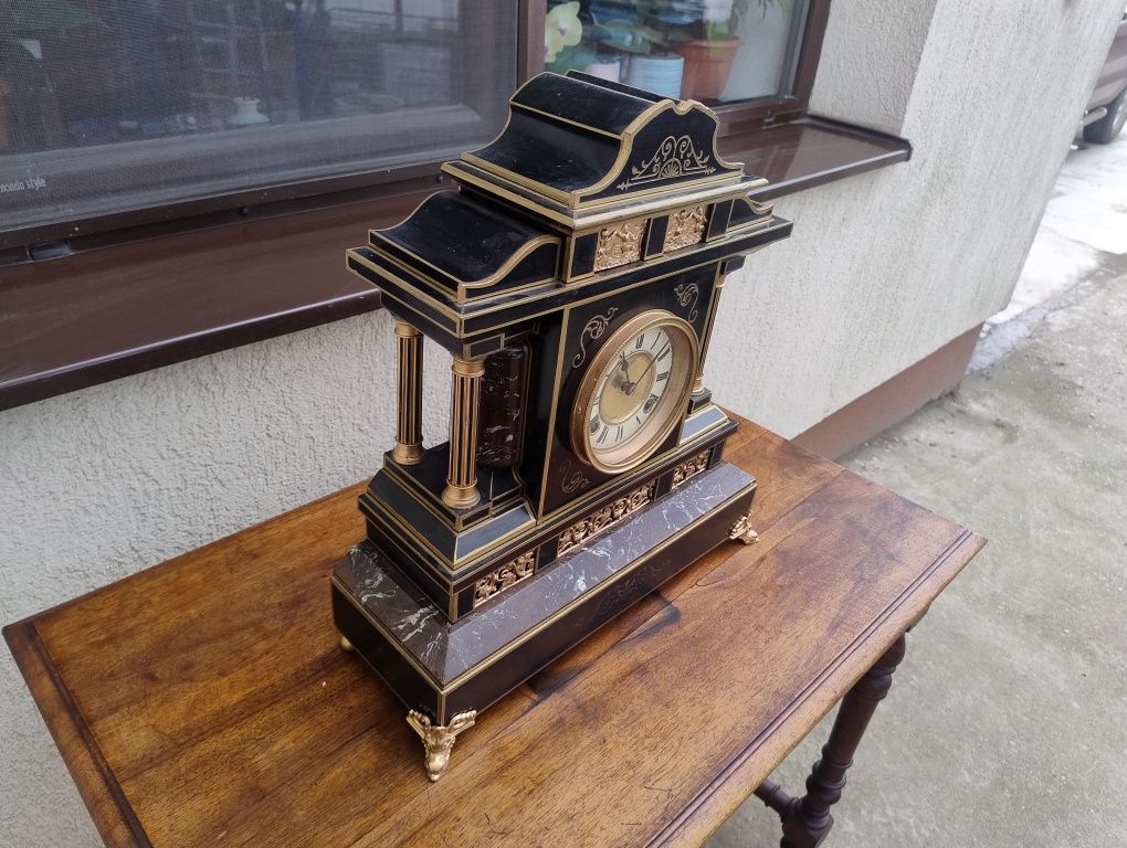 De vânzare ceas vechi din lemn cu elemente decorative din bronz