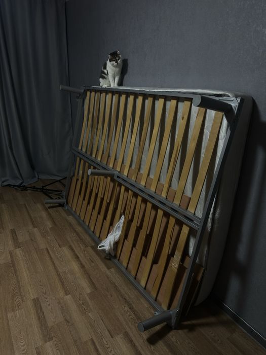 Продам кровать с каркасом и матрасом