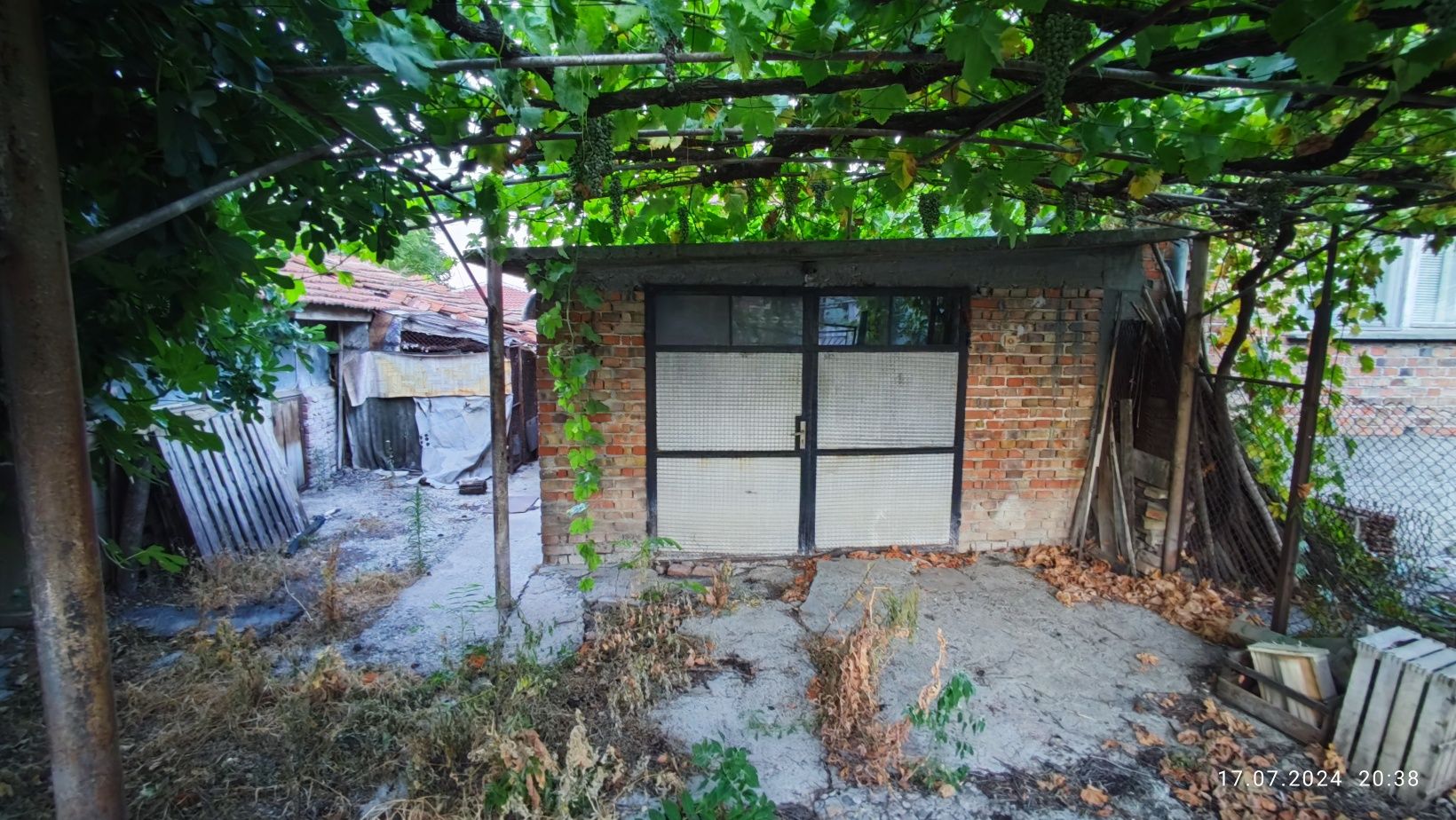 Къща за продажба гр. Камено, две сгради, гараж и двор УПИ 630 кв.м,  Р
