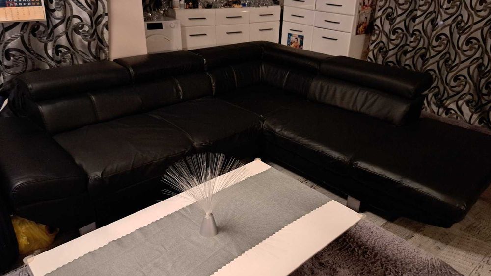 Кожен диван с функция сън