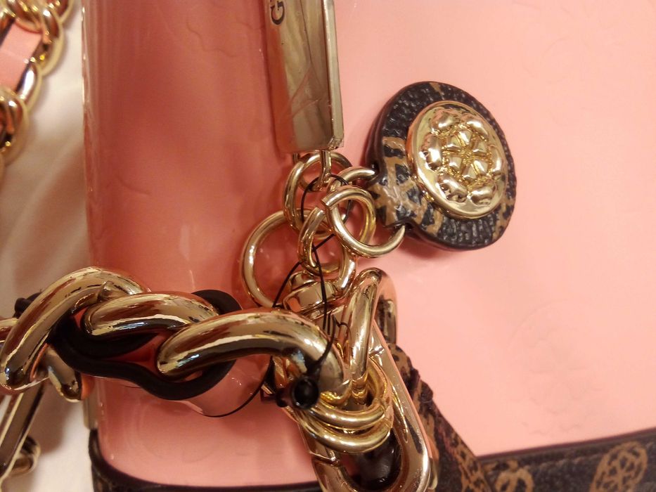 Нова чанта Guess, корал- 169 лв.