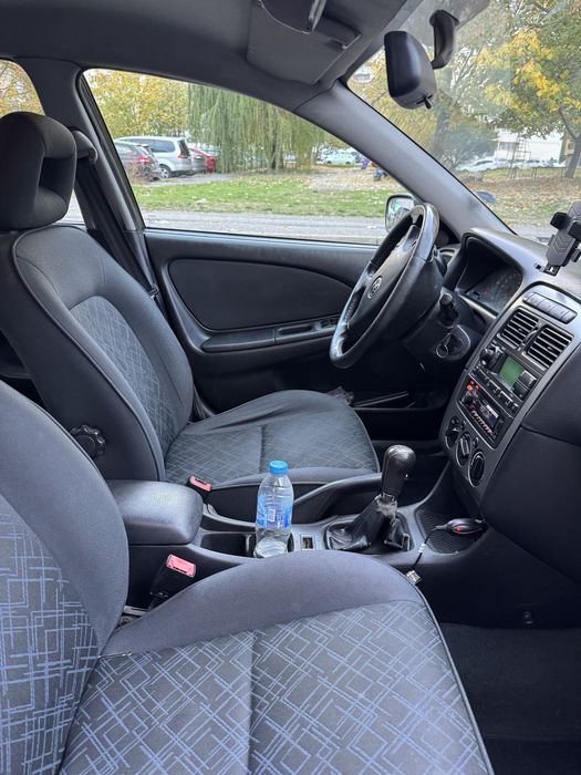 Toyota Avensis 2.0 TDI - Запазен автомобил