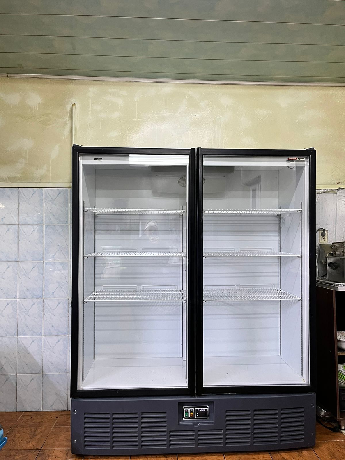 Продается холодильник профисиональный в отличном срстояние