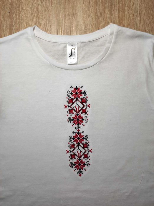 бродирани тениски с българска шевица